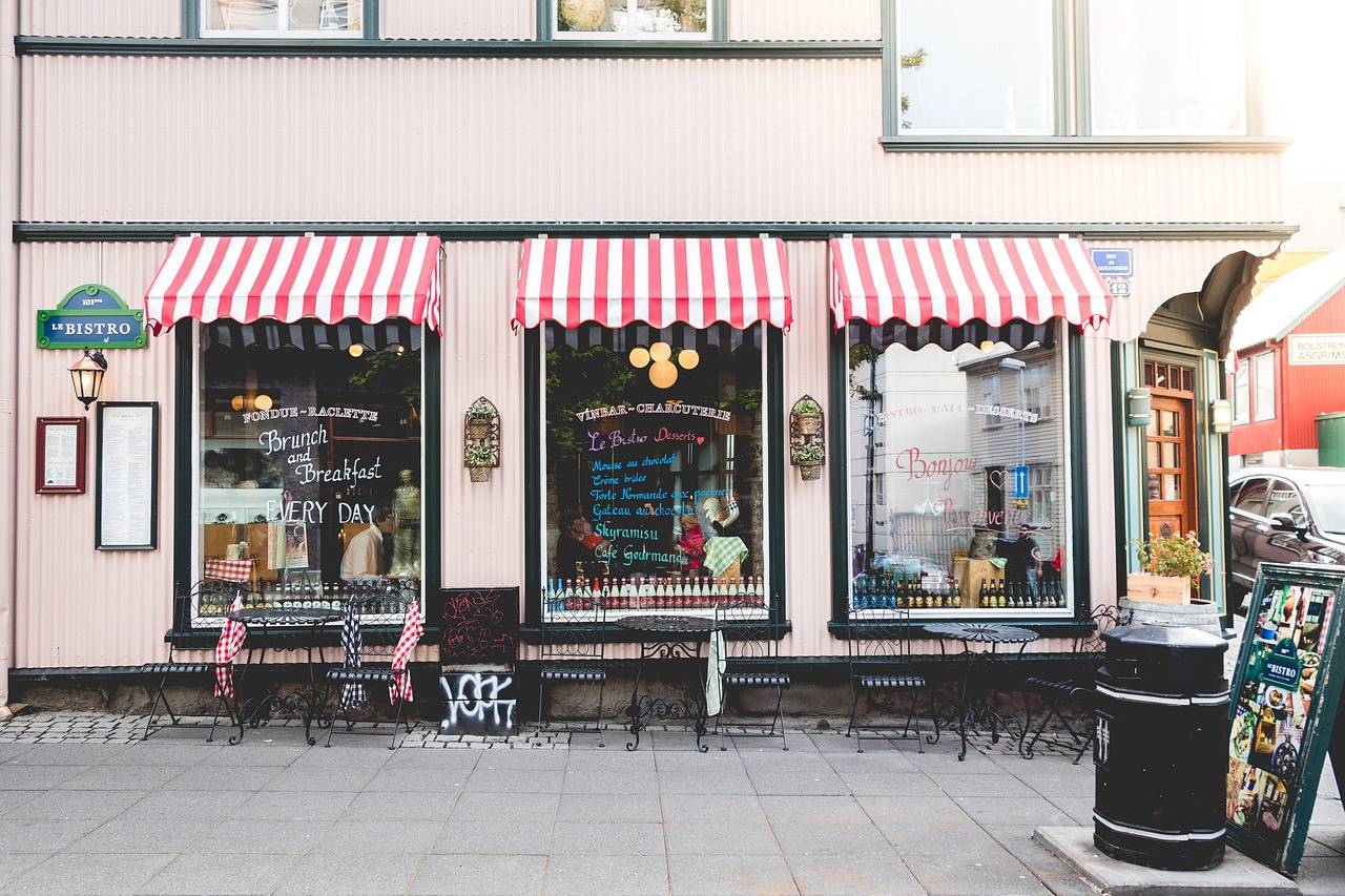 What is the difference between an online and offline business?